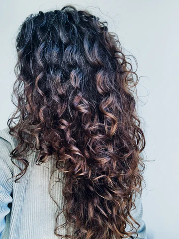 vrouw met krullend haar