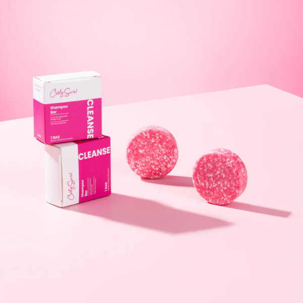 Curly Secret Shampoo Bar in sfeeromgeving in roze studio