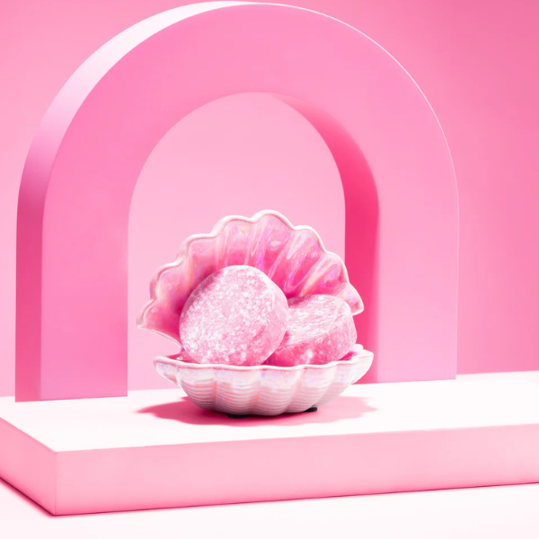Curly Secret Shampoo Bar in studiovorm - beide bars liggen in een bakje dat op een oester lijkt