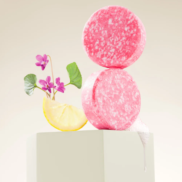 Curly Secret Shampoo Bars in studio vorm dat ook met schuim wordt getoond