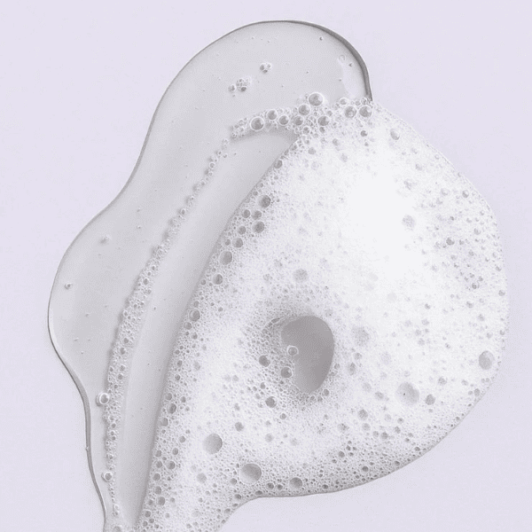 Substantie van de Bali Curls Shampoo uitgebeeld in schuim en deels vloeibaar, in een studio omgeving.