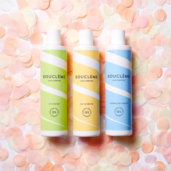 Boucleme Hydrating Hair Cleanser en 2 andere aansluitende producten van Boucleme met vrolijke achtergrond