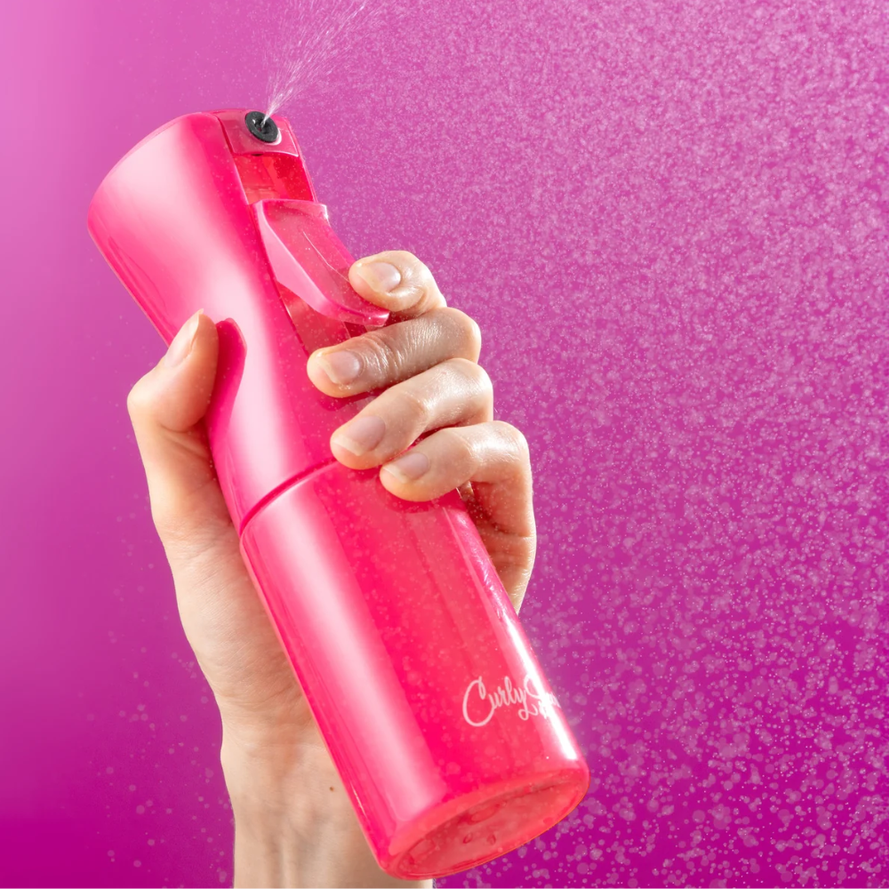 Curly Secret Mist Spray Bottle dat iemand sprayt