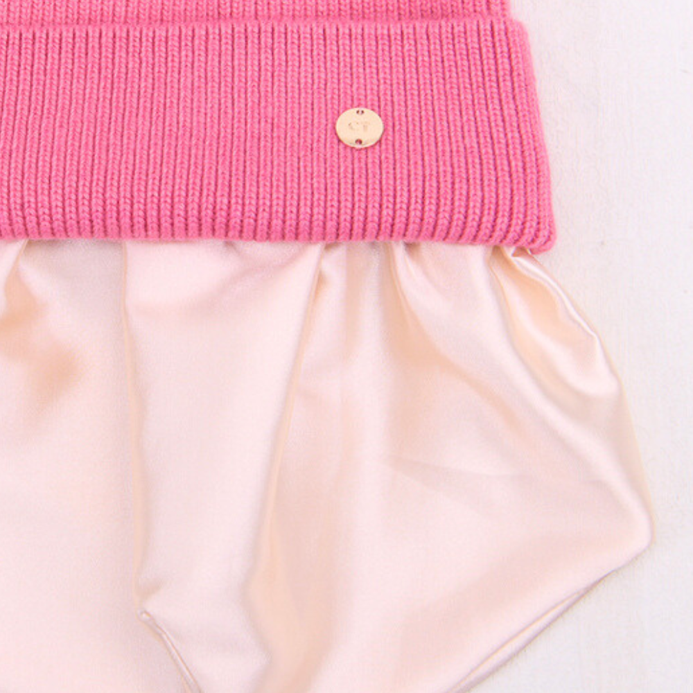 Mit Satin gefütterter Hut in Rosa