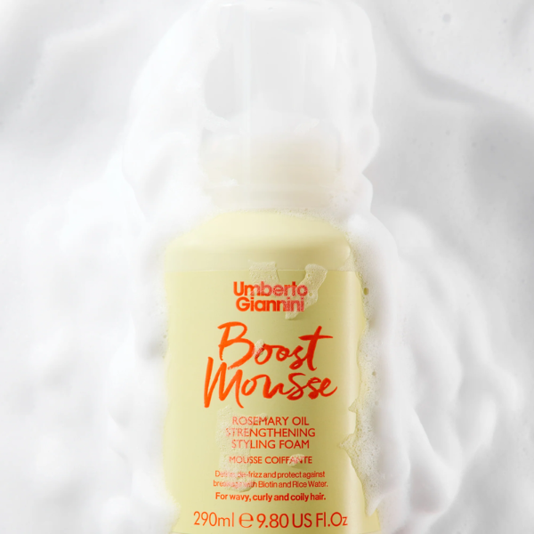 Umberto Giannini Strong Curls Boost Mousse in sfeervorm met op de achtergrond allerlei foam
