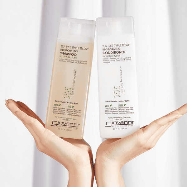 Giovanni Cosmetics Tea Tree Triple Treat Invigorating Shampoo en conditioner - in sfeer vorm - iemand heeft beide producten in haar handen