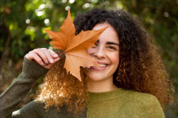 Hoe verzorg je krullen tijdens de herfst?