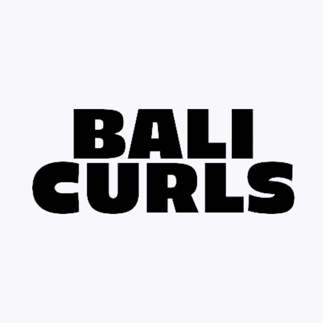 Vrouw met een haarproduct van Bali Curls in haar handen