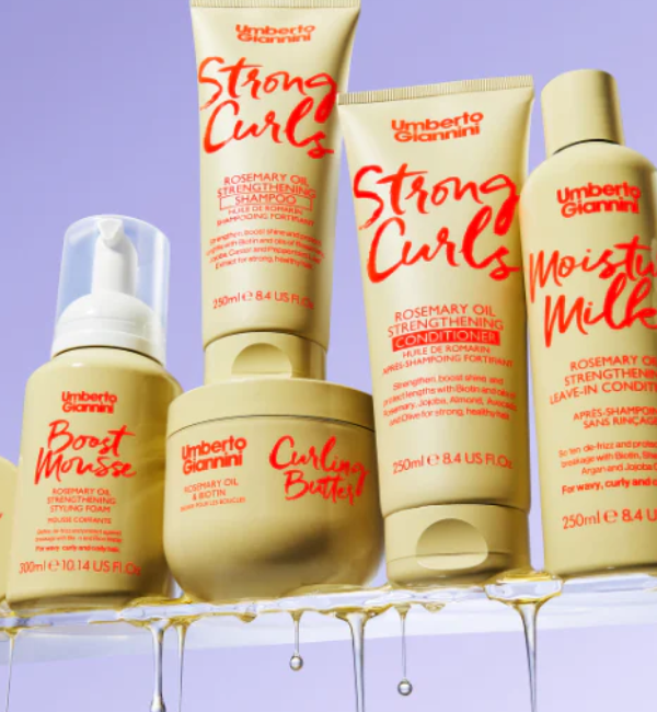 Op de foto staan 5 producten in sfeer met paarse achtergrond van de Umberto Giannini Stronger Curls Collectie