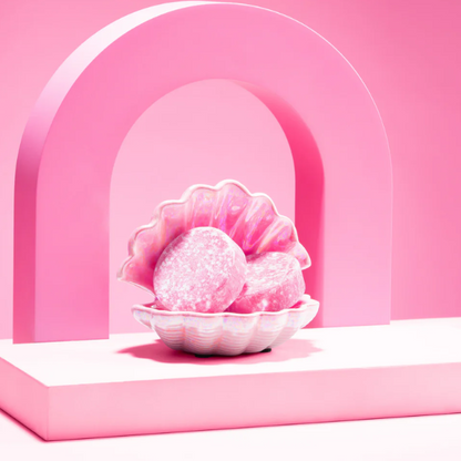 Curly Secret Shampoo Bar in studiovorm - beide bars liggen in een bakje dat op een oester lijkt