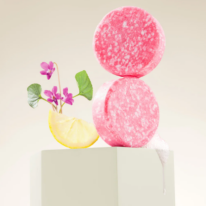 Curly Secret Shampoo Bars in studio vorm dat ook met schuim wordt getoond