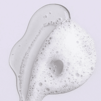 Substantie van de Bali Curls Shampoo uitgebeeld in schuim en deels vloeibaar, in een studio omgeving. 