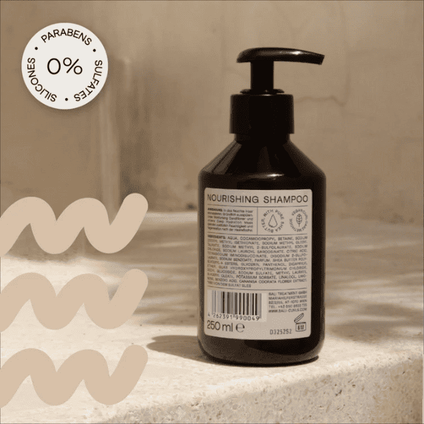 De achterzijde van de Bali Curls Shampoo met linksboven een aantal claims van het product (parabenen vrij, sulfaatvrij en siliconenvrij)