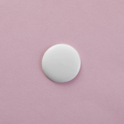 Een hoeveelheid Only Curls Hydrating Curl Creme op een roze achtergrond, weergave van de textuur.