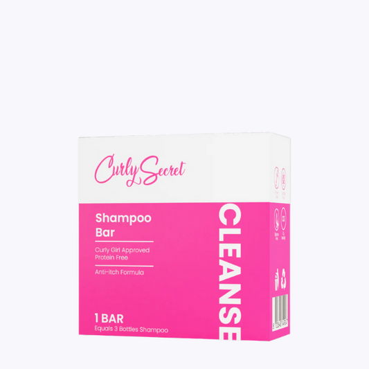 Curly Secret Shampoo Bar in Verpakking, voorzijde voornamelijk in roze accenten.