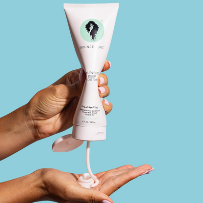 Bounce Curl Ayurvedic Deep Conditioner dat word gebruikt