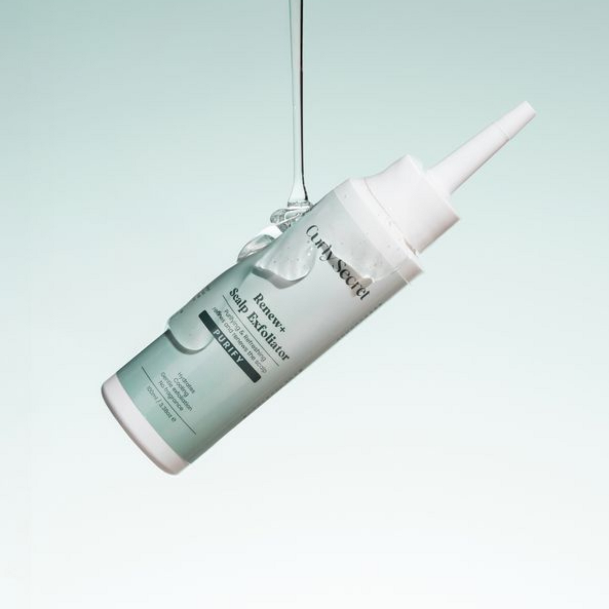 Curly Secret Renew+ Scalp Exfoliator in de studio waarbij de substantie ook te zien is