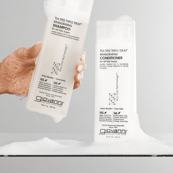 Giovanni Cosmetics Tea Tree Triple Treat Invigorating Shampoo en conditioner in een badkamer, met schuim