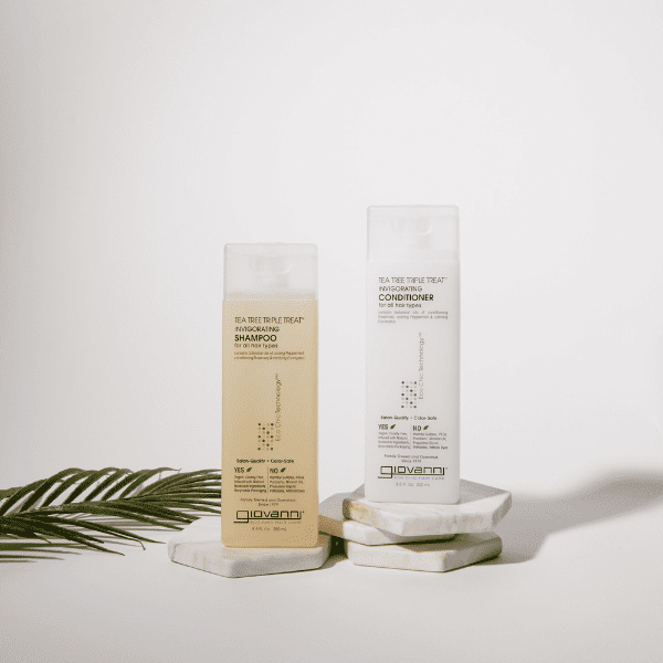 Giovanni Cosmetics Tea Tree Triple Treat Invigorating Shampoo en conditioner in rustige studio omgeving
