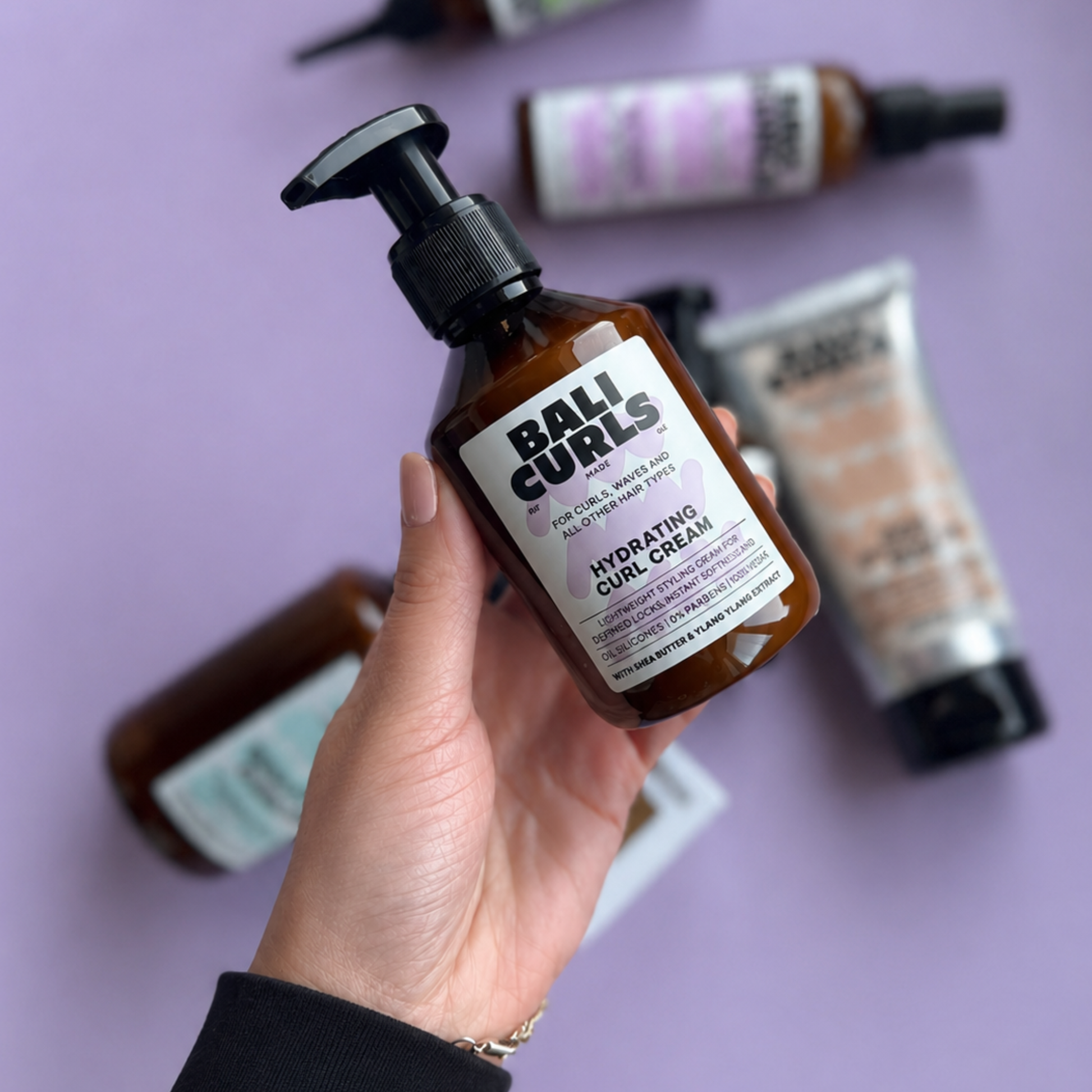 Bali Curls Creme in hand - Gemaakt in CurlyTools Foto studio