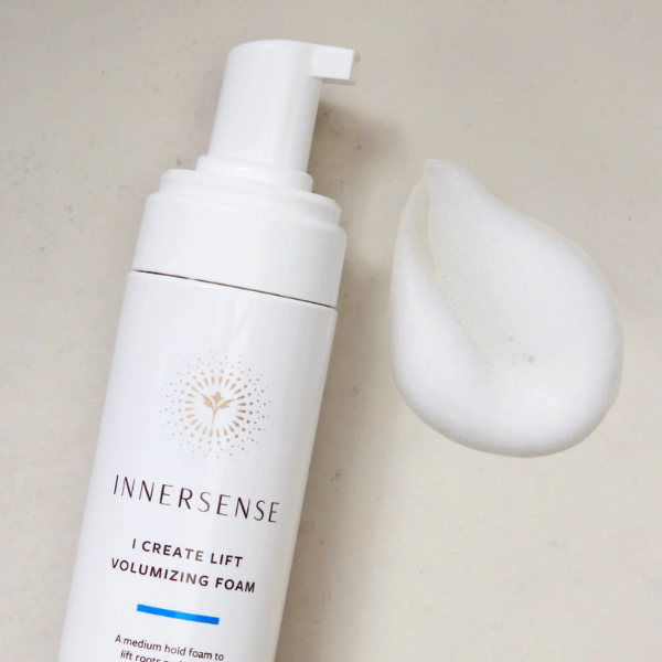 Echte foto van de Innersense I Create Lift Volumizing Foam in een foto studio
